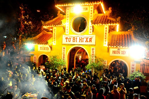 Vietnamese people celebrate Lunar New Year  - ảnh 1